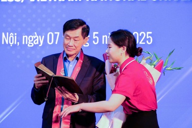 Tỷ phú Johnathan Hạnh Nguyễn nghẹn ngào trước món quà bất ngờ của sinh viên