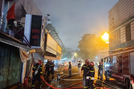 Giải cứu 2 cụ già mắc kẹt trong đám cháy cửa hàng thuốc tây ở TPHCM