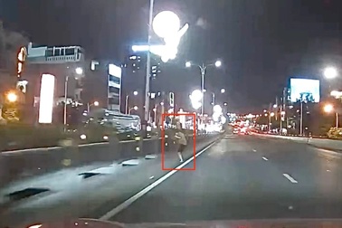 Người đi bộ bất chấp nguy hiểm, leo qua dải phân cách trên cầu Vĩnh Tuy