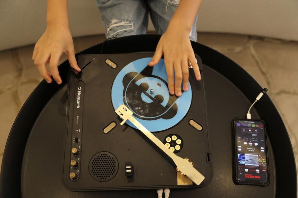 Bé gái 9 tuổi trở thành DJ trẻ nhất Dubai - 3 Bé gái 9 tuổi trở thành DJ trẻ nhất Dubai - 3