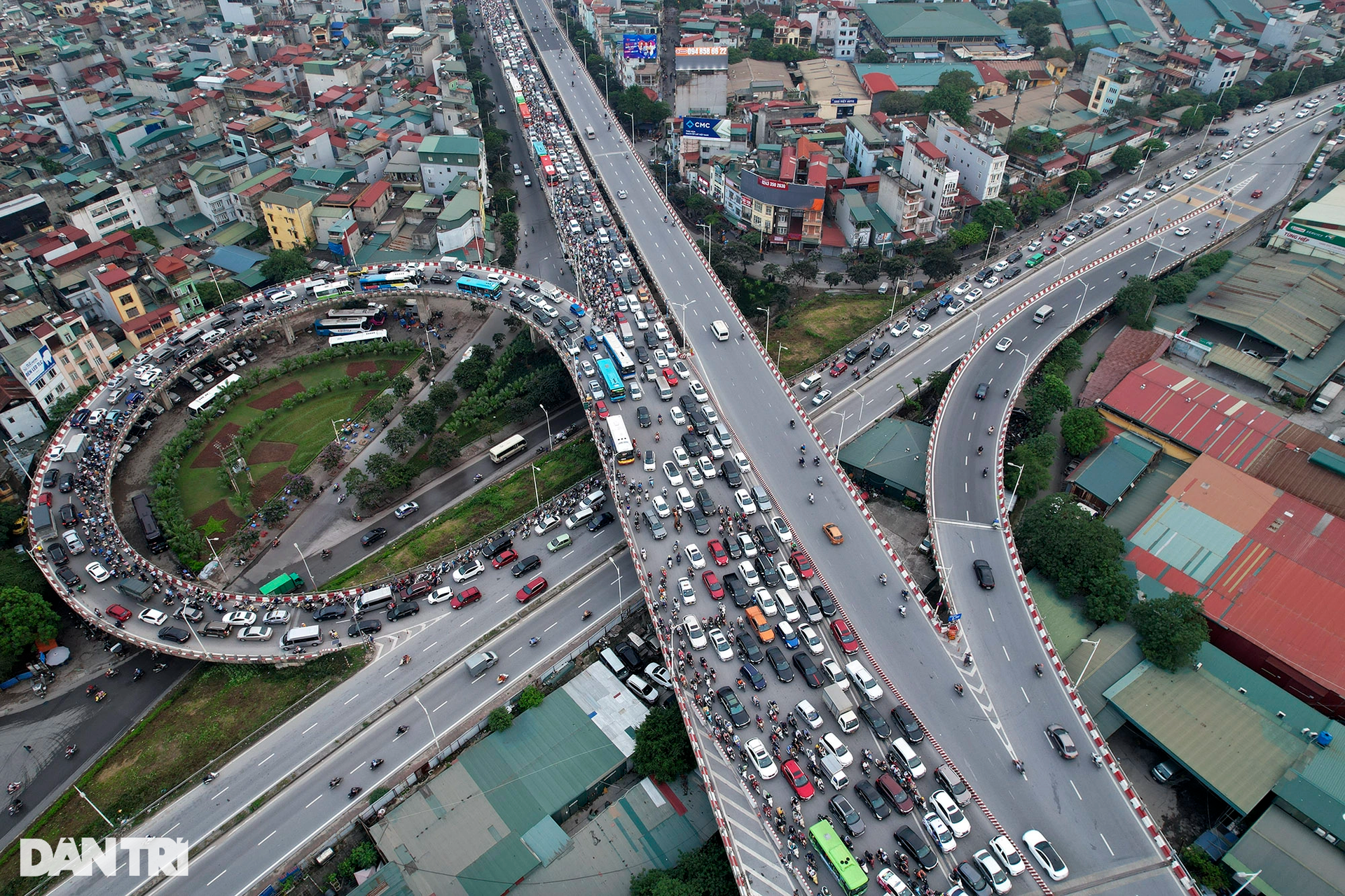 Vẻ đẹp bất ngờ từ những đường cong mềm mại trong giao thông ở Hà Nội - 6 Vẻ đẹp bất ngờ từ những đường cong mềm mại trong giao thông ở Hà Nội - 6
