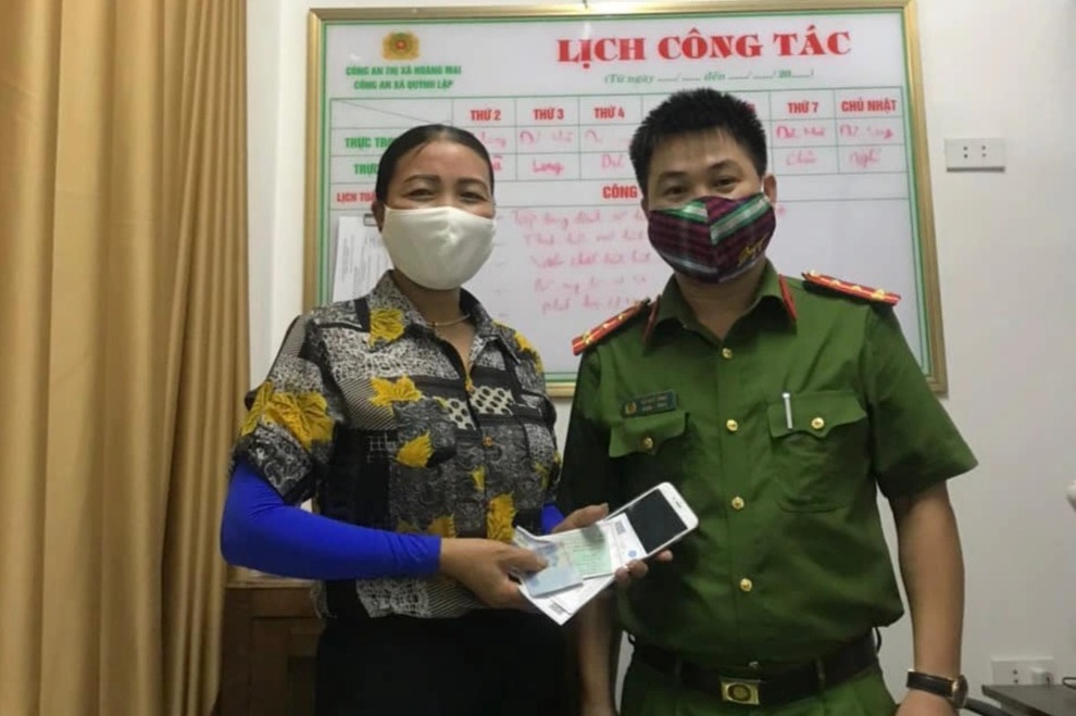 Người phụ nữ cảm kích khi nhận lại 10 chỉ vàng sau khi đánh rơi - 2 Người phụ nữ cảm kích khi nhận lại 10 chỉ vàng sau khi đánh rơi - 2