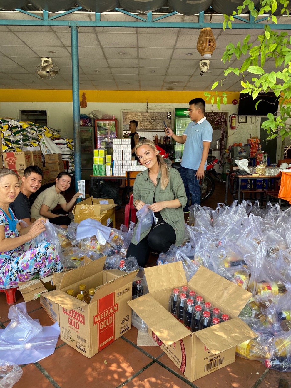 Cặp đôi Thụy Điển coi Việt Nam là nhà, tích cực làm từ thiện mùa dịch - 2