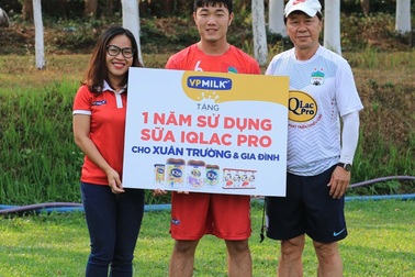 Nhà tài trợ VPMilk trao tặng sữa cho các cầu thủ U23 Việt Nam và gia đình