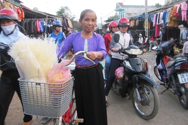 Lang thang chợ quê ngày giáp Tết  