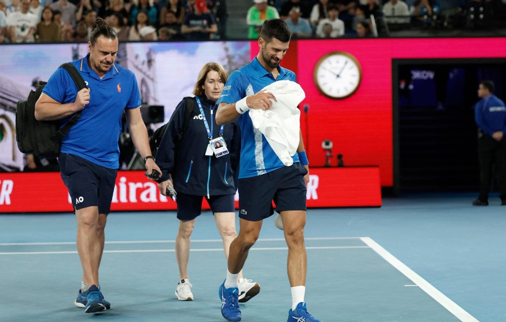 Djokovic lo ngại về chấn thương trước trận bán kết gặp Zverev - 2 Djokovic lo ngại về chấn thương trước trận bán kết gặp Zverev - 2