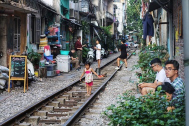 Cận cảnh xóm đường tàu ở Hà Nội gây “sốt” trên báo Tây