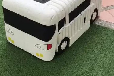 Cậu bé với bộ trang phục hóa trang độc đáo