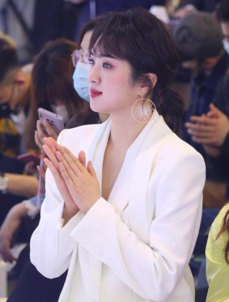 Được hậu thuẫn khủng, công chúa Huawei vẫn mờ nhạt trong làng giải trí - 11 Được hậu thuẫn khủng, công chúa Huawei vẫn mờ nhạt trong làng giải trí - 11