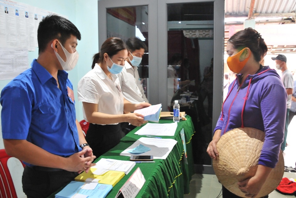 Sáng nay tôi gọi con cháu dậy sớm đi bầu cử - 7 Sáng nay tôi gọi con cháu dậy sớm đi bầu cử - 7