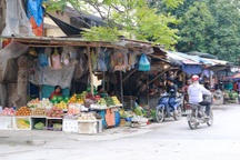 Vỉa hè bị “xẻ thịt”, phường đếm mét vuông thu phí!