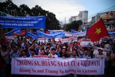 Người dân tuần hành đòi lại Hoàng Sa