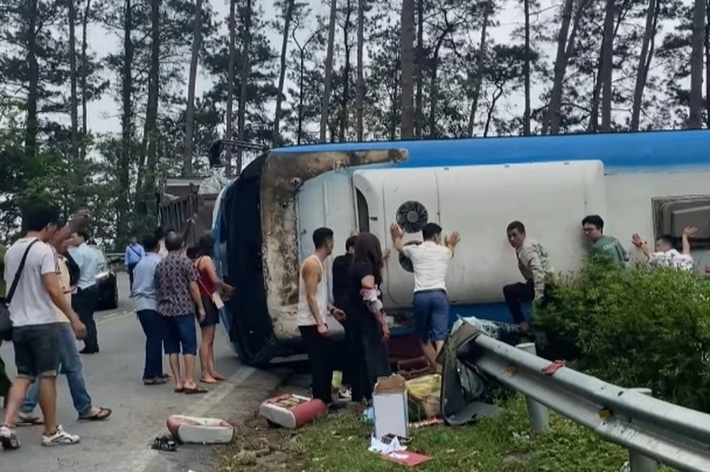 Vụ lật xe khách, 4 người tử vong ở Tam Đảo: Khởi tố tài xế - 2 Vụ lật xe khách, 4 người tử vong ở Tam Đảo: Khởi tố tài xế - 2