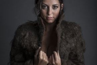 Dùng lông ngực của đàn ông để làm áo khoác