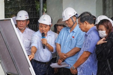 Phó chủ tịch Quốc hội dầm mưa kiểm tra dự án hạ tầng TPHCM