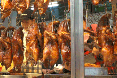 Người dân TPHCM xếp hàng từ sáng sớm mua vịt quay dịp vía Thần Tài