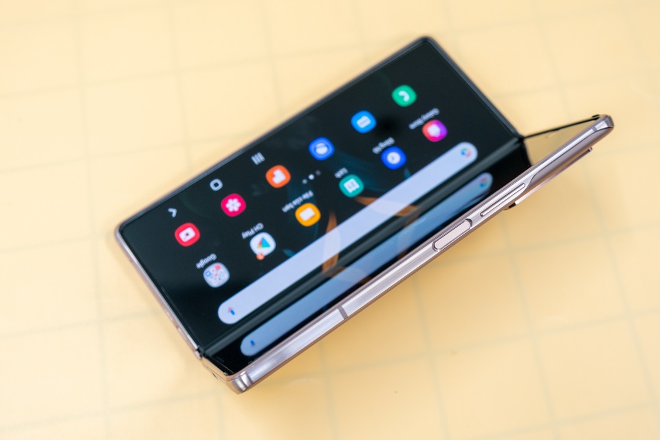 Mở hộp Galaxy Z Fold 2 giá 50 triệu đồng: hoàn thiện vẻ khác biệt - 11 Mở hộp Galaxy Z Fold 2 giá 50 triệu đồng: hoàn thiện vẻ khác biệt - 11