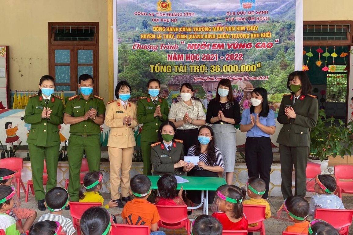 Khi nữ chiến sĩ công an làm mẹ đỡ đầu cho học sinh nghèo, mồ côi - 4 Khi nữ chiến sĩ công an làm mẹ đỡ đầu cho học sinh nghèo, mồ côi - 4