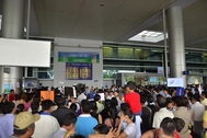 Kiều bào về quê ăn Tết, sân bay Tân Sơn Nhất ken cứng người