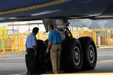 Máy bay liên tục cán đinh, "ông trùm" quản lý sân bay nhận chỉ đạo nóng