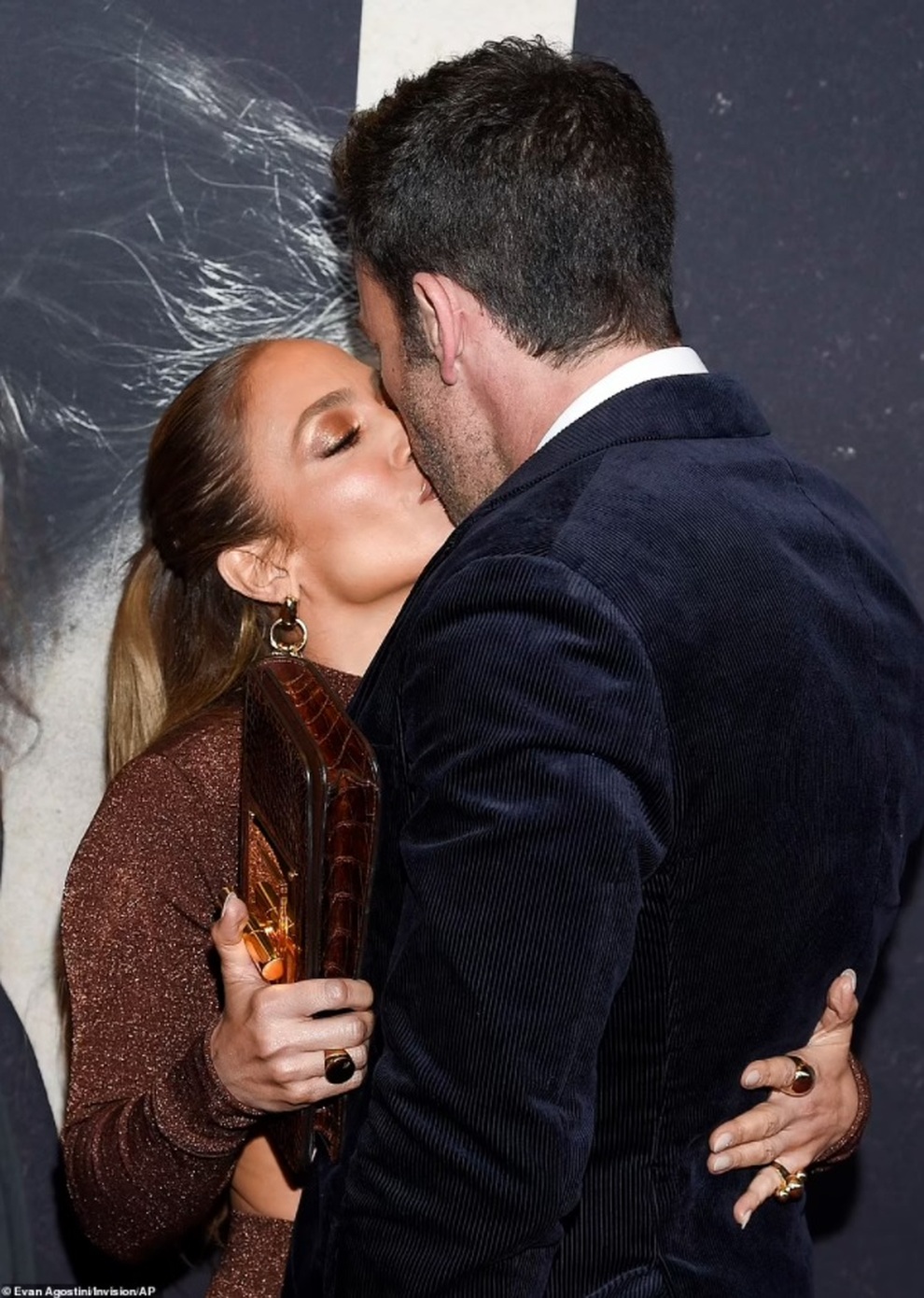 Jennifer Lopez và Ben Affleck khóa môi cháy bỏng tại lễ công chiếu phim - 1 Jennifer Lopez và Ben Affleck khóa môi cháy bỏng tại lễ công chiếu phim - 1