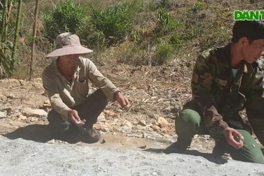 Đường bê tông kém chất lượng, người dân nghi ngờ do xi măng