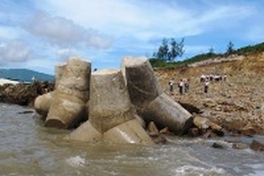 Bồi thường 24 tỷ cho đê biển trăm tỷ bị bão “xé tan”