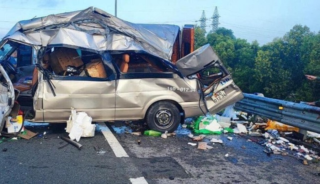 Xe tải van nổ lốp đâm vào hộ lan cao tốc, 4 người bị thương - 1