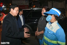 Phó Thủ tướng Trần Hồng Hà chúc Tết bệnh nhân, người lao động đêm 30 Tết