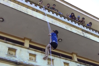 Video: Thoát hiểm nhà cao tầng như trong phim hành động