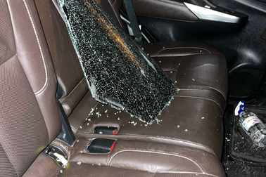 Đập kính ô tô giữa phố trộm 50.000 USD