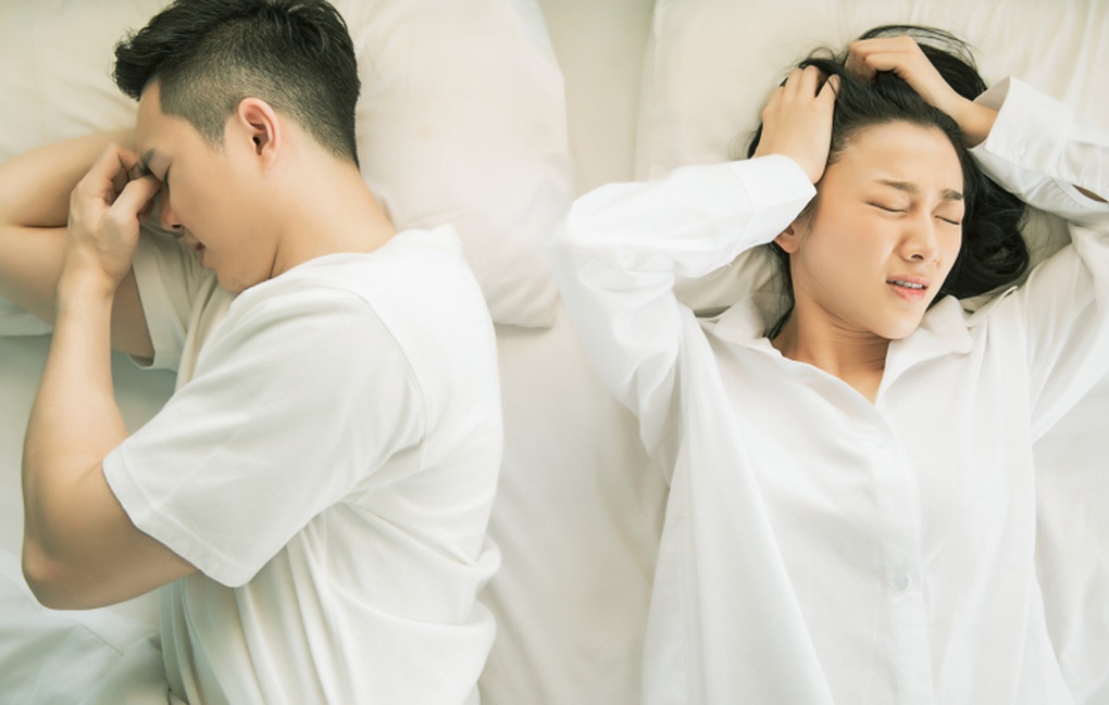 Đêm tân hôn, vợ chồng tôi ôm nhau khóc vì bọc giấy giấu trong mớ rau - 1 Đêm tân hôn, vợ chồng tôi ôm nhau khóc vì bọc giấy giấu trong mớ rau - 1