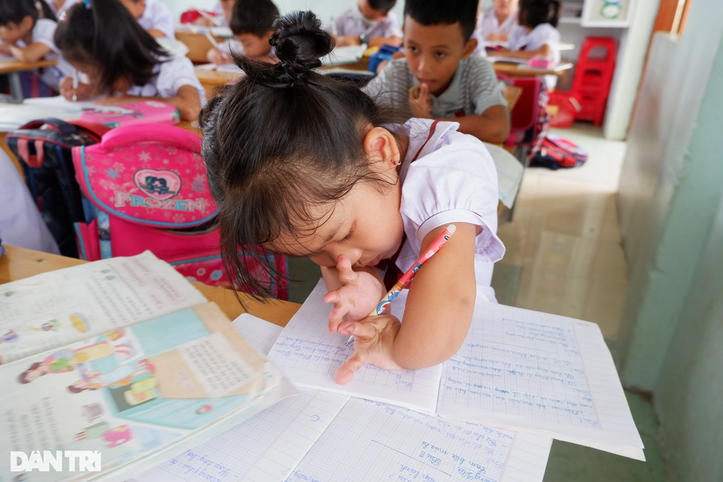 Nghị lực của cô học trò lớp 3 viết chữ bằng cùi tay - 1 Nghị lực của cô học trò lớp 3 viết chữ bằng cùi tay - 1
