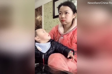 Bật cười với clip hai mẹ con diễn... kịch câm