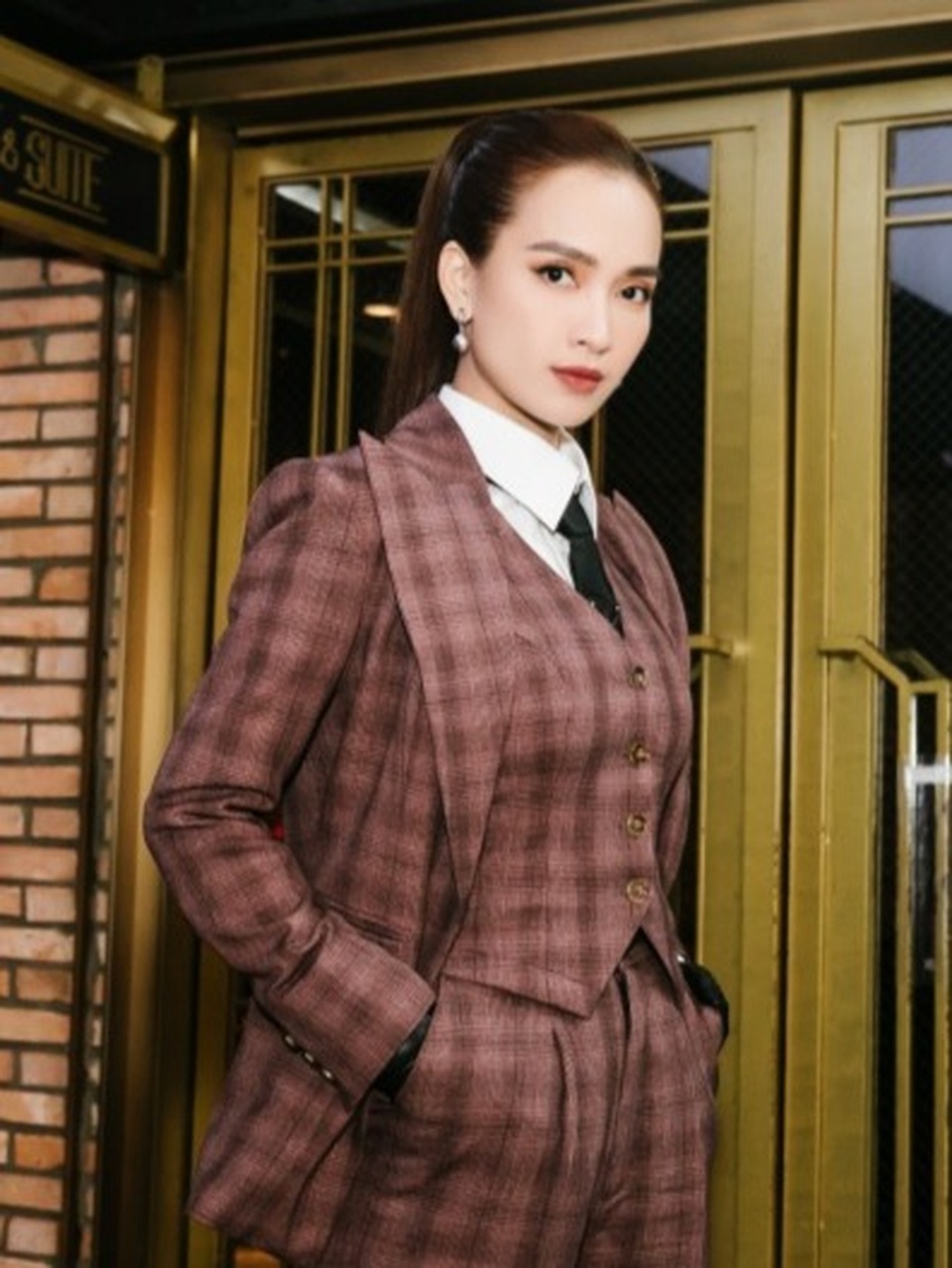 Ái Phương cuốn hút với phong cách nam tính trên thảm đỏ - 1 Ái Phương cuốn hút với phong cách nam tính trên thảm đỏ - 1