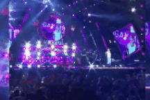 Sơn Tùng M-TP nhiều lần cởi áo tặng khán giả, có thiết kế 160 triệu đồng