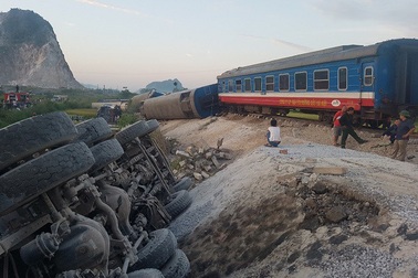 Tàu hỏa tông xe "hổ vồ", 6 toa lật ngang, ít nhất 2 người tử vong