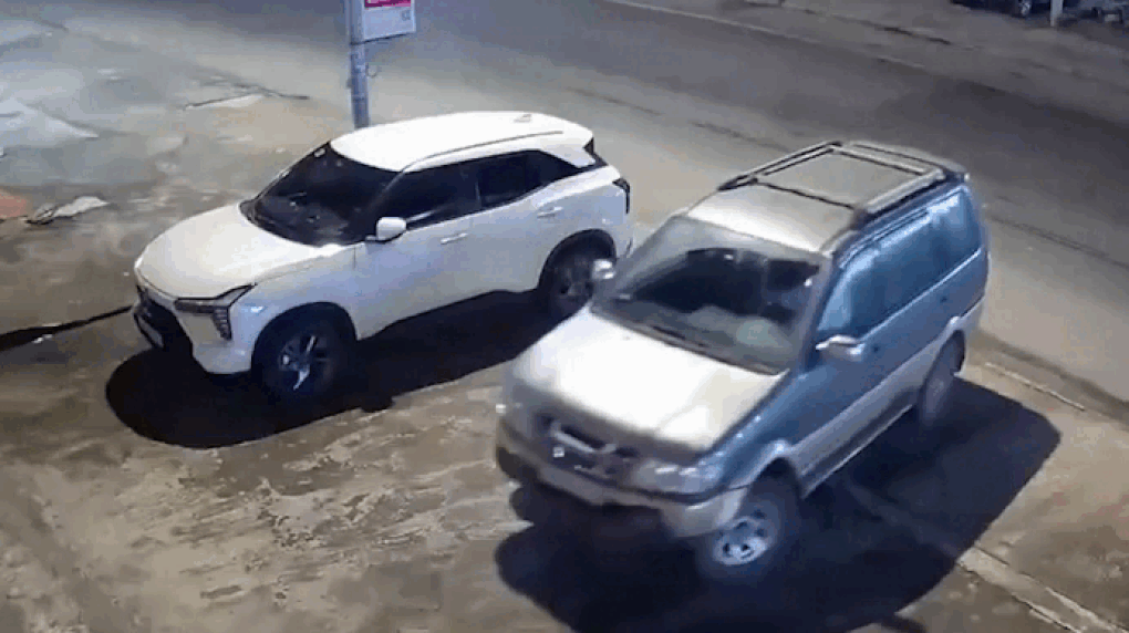 Xe máy tông vào ô tô lùi từ vỉa hè xuống lòng đường ở Lâm Đồng - 1