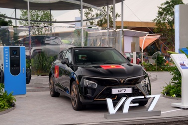 VinFast VF 7 từ đánh giá người dùng: Tăng tốc ấn tượng, ADAS ổn định