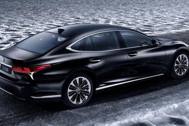 Lexus mạnh tay giảm giá xe hybrid