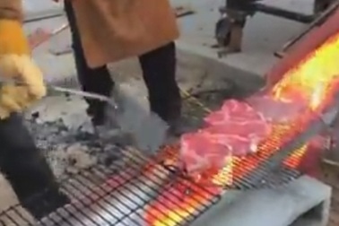 Nướng thịt bằng... dung nham núi lửa