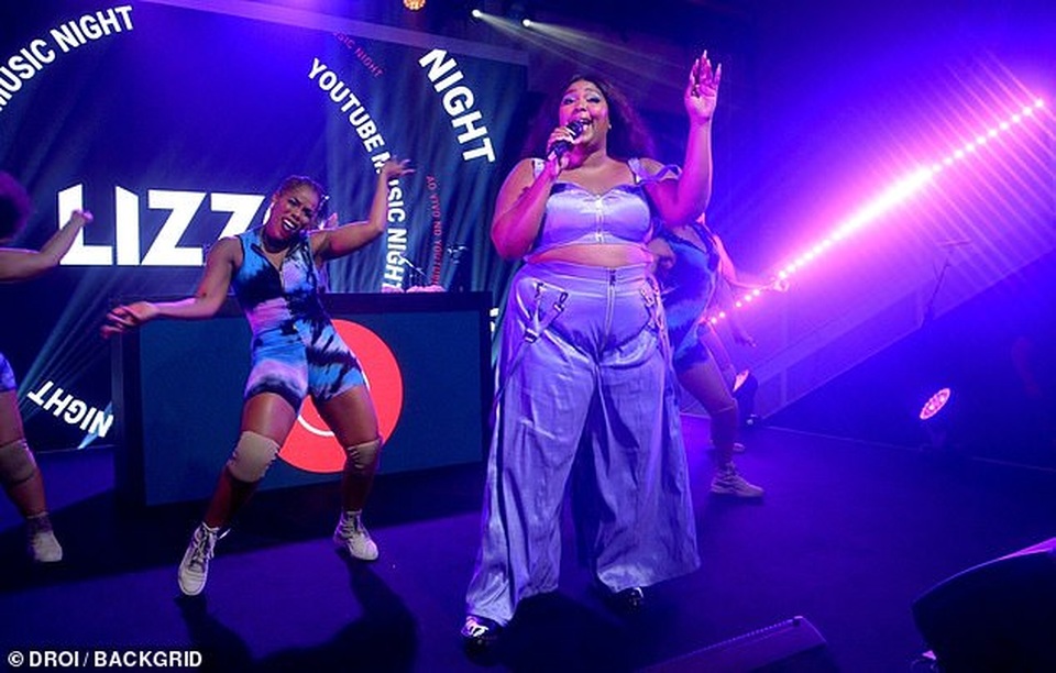 Rapper ngoại cỡ Lizzo tung ảnh mặc áo tắm - 5 Rapper ngoại cỡ Lizzo tung ảnh mặc áo tắm - 5