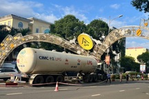 Xe bồn chở gas tông sập cổng chào ở phố núi Buôn Ma Thuột