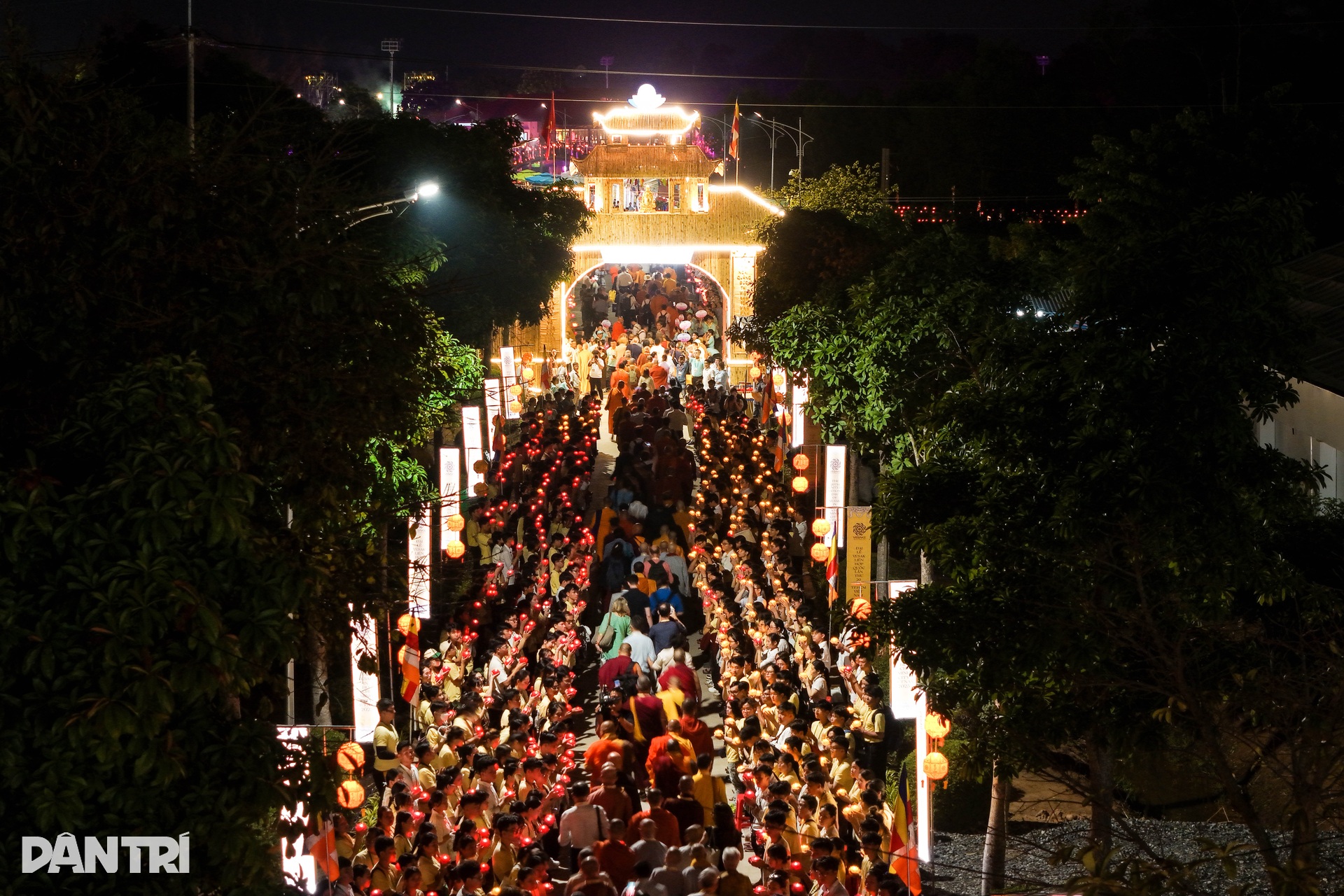 12.000 người cầu nguyện cho hòa bình thế giới ở lễ thả hoa đăng Vesak 2025 - 10