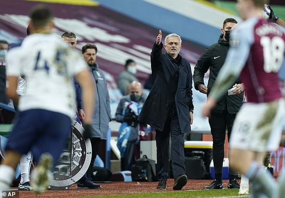 HLV Mourinho nổi điên, quyết truy tìm kẻ phản bội - 1 HLV Mourinho nổi điên, quyết truy tìm kẻ phản bội - 1