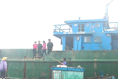 Bắt giữ tàu xả chất thải nghi từ cảng gang thép Nghi Sơn xuống biển