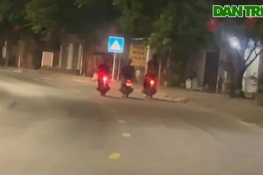 Nhóm thanh niên vừa đứng, vừa điều khiển mô tô trên quốc lộ