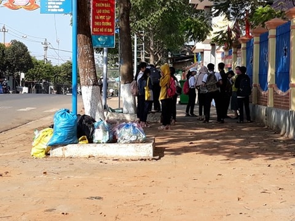 Đắk Lắk: Rác bủa vây trung tâm huyện, người dân bức xúc lên tiếng - 2 Đắk Lắk: Rác bủa vây trung tâm huyện, người dân bức xúc lên tiếng - 2