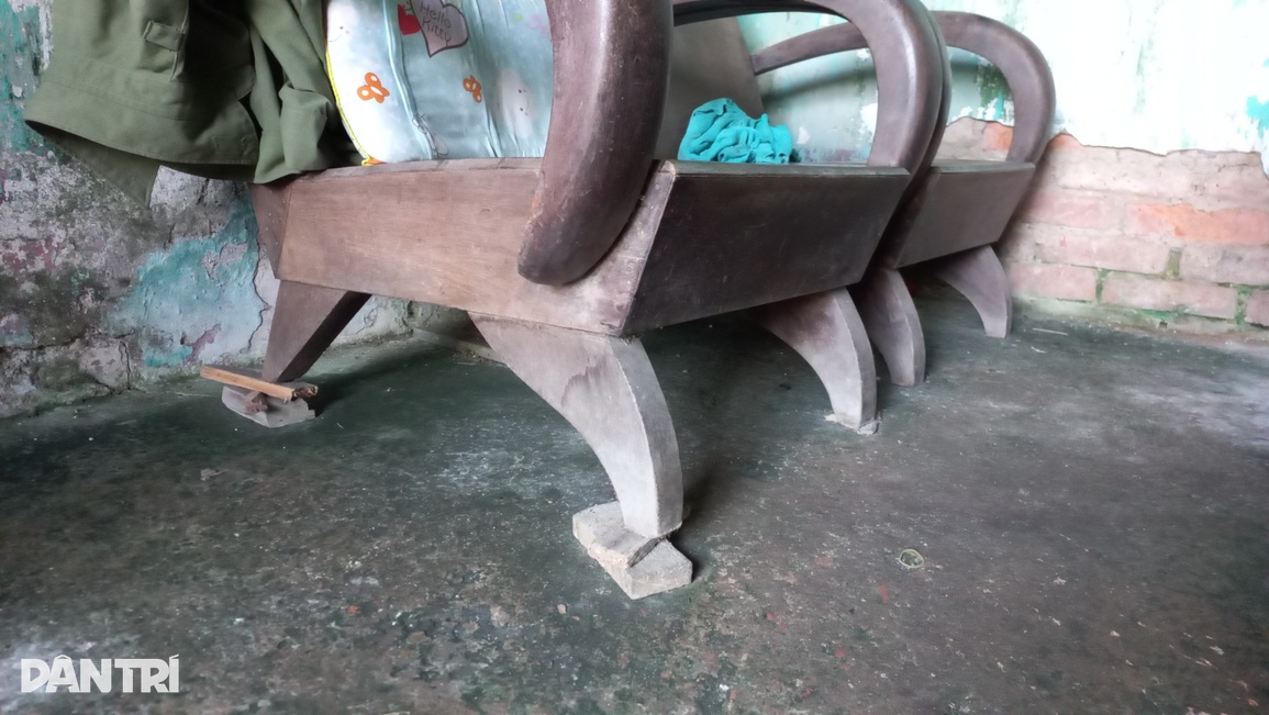 Thương bé trai gào khóc xin cứu bố nặng 28kg tai biến trong căn nhà sắp sập - 9