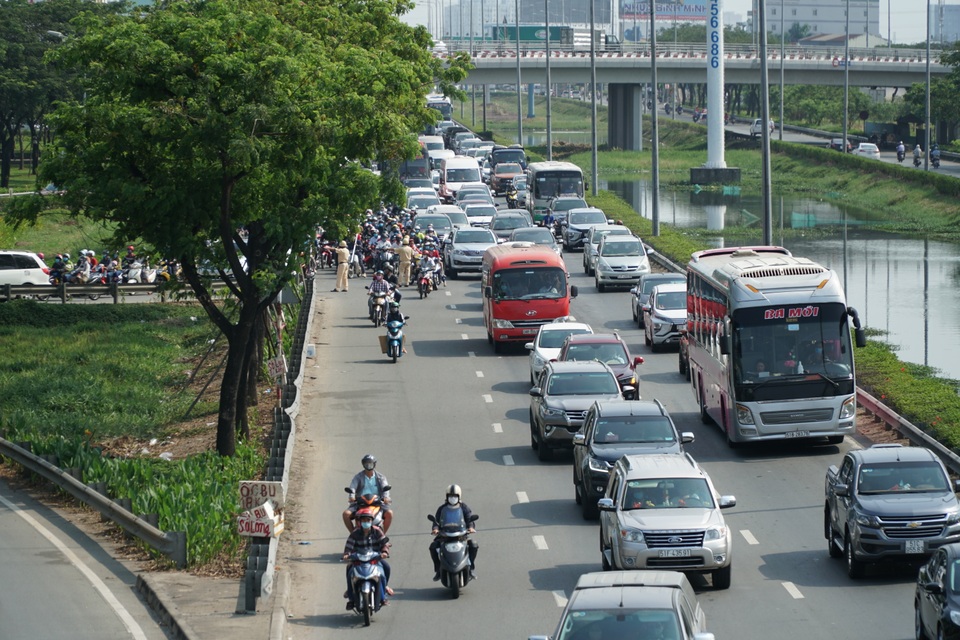 Đường về miền Tây kẹt cứng ngày đầu nghỉ lễ - 9 Đường về miền Tây kẹt cứng ngày đầu nghỉ lễ - 9